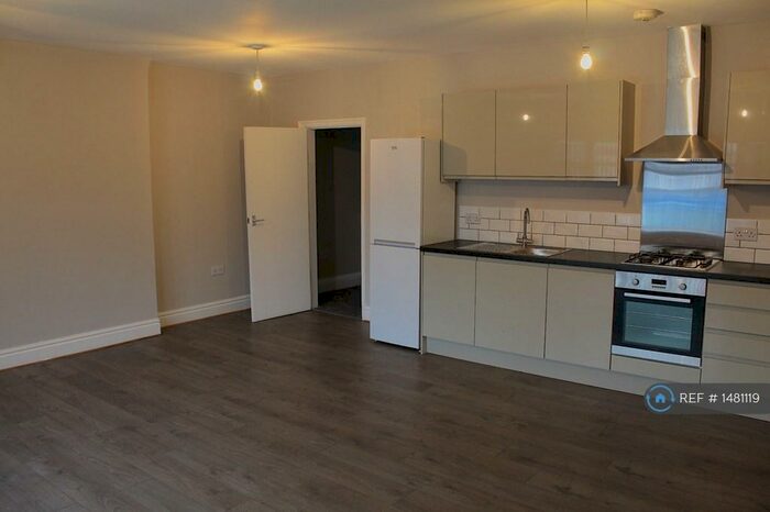 2 Bedroom Flat To Rent In Cross Street, Sale, M33