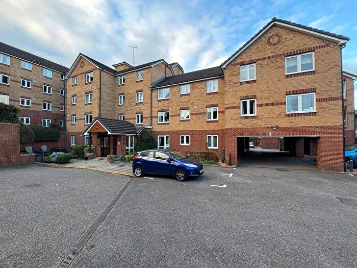 1 Bedroom Flat For Sale In Woodlands Court, Walderslade Road, Chatham, Kent, ME5