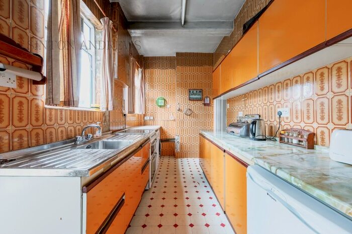 4 Bedroom Detached House For Sale In Culmington Road, Ealing, W13