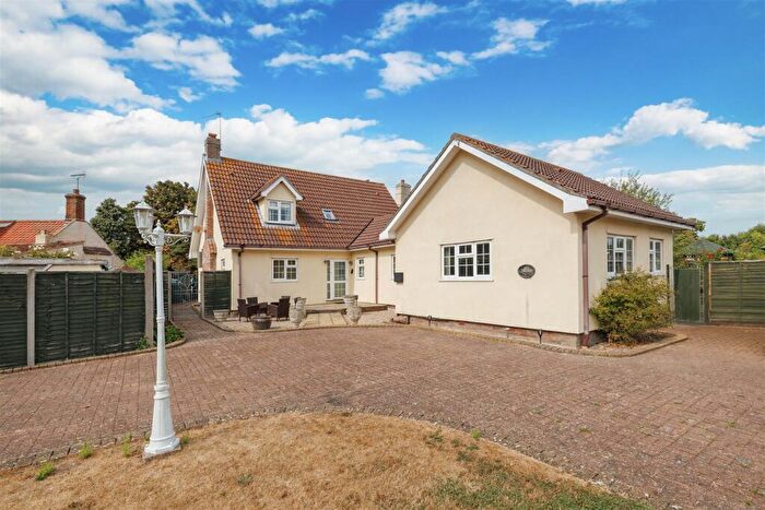 3 Bedroom Chalet For Sale In Low Road, Haddiscoe, Norwich, NR14
