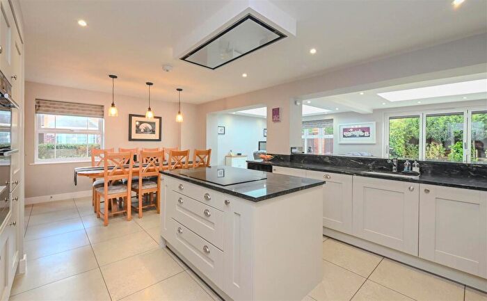 5 Bedroom Detached House For Sale In Sutton Crescent, Barton Under Needwood, DE13