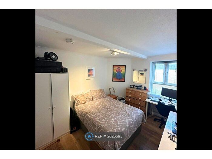 3 Bedroom Flat To Rent In New Park Road, London, SW2