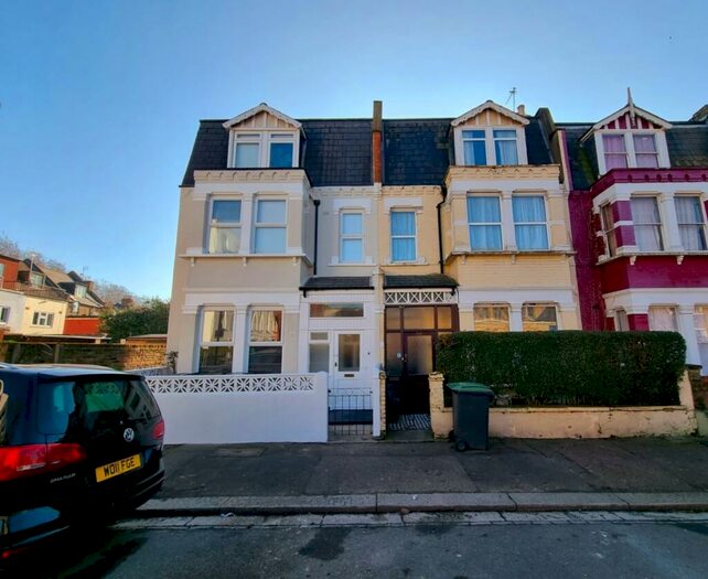 Flat To Rent In Hampden Road, Turnpike Lane, N8