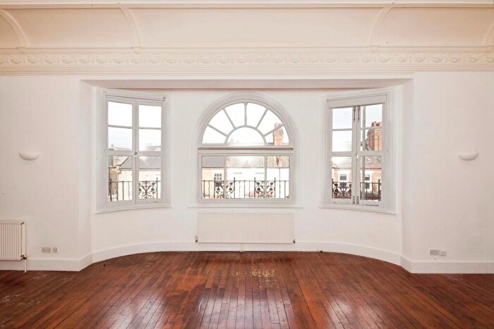 2 Bedroom Apartment To Rent In Chestnut Grove - Balham, SW12