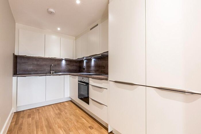 1 Bedroom Flat To Rent In High Street Plaistow - High Street, E13