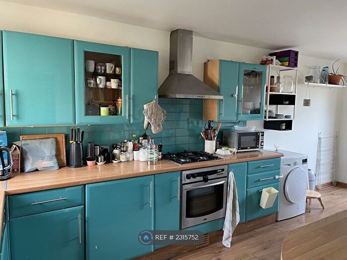 2 Bedroom Maisonette To Rent In Hawthorne Close, London, N1