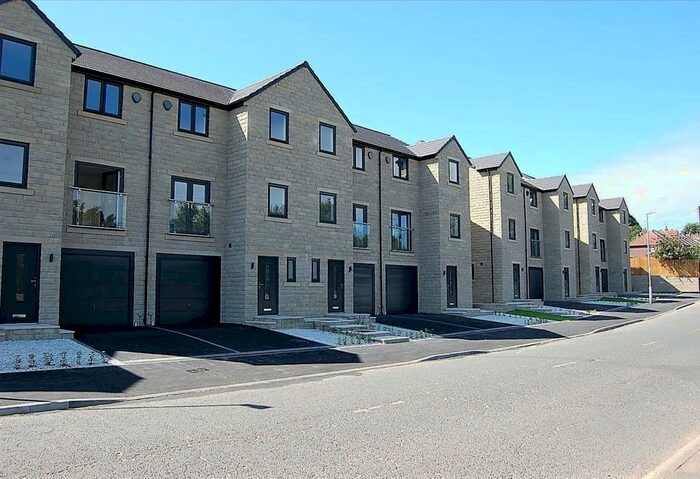 4 Bedroom House To Rent In Lillands Lane, Brighouse, West Yorkshire, HD6