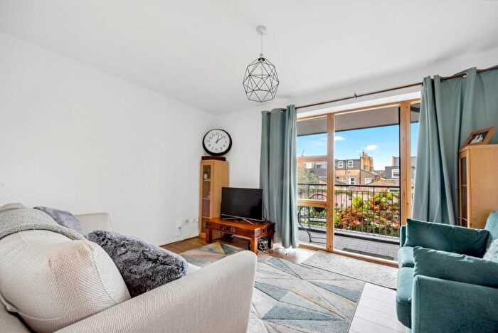 2 Bedroom Apartment For Sale In Albion Road, London, N16