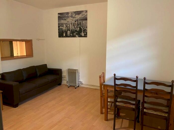 2 Bedroom Flat To Rent In Stoke Newington High Street, London, N16