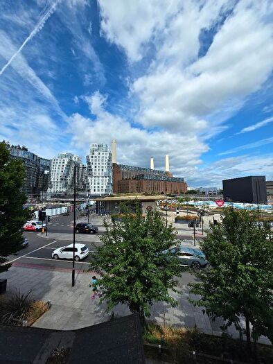 3 Bedroom Flat To Rent In Battersea Park Road, London, SW8