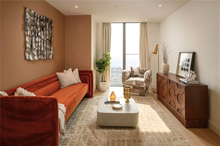 2 Bedroom Flat For Sale In South Quay Plaza, Canary Wharf, E14