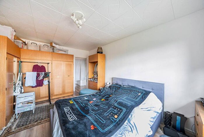 2 Bedroom Flat To Rent In Temple Close, Finchley, London, N3