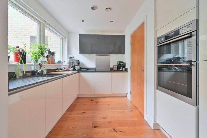 2 Bedroom Flat For Sale In East Street, Elephant And Castle, London, SE17