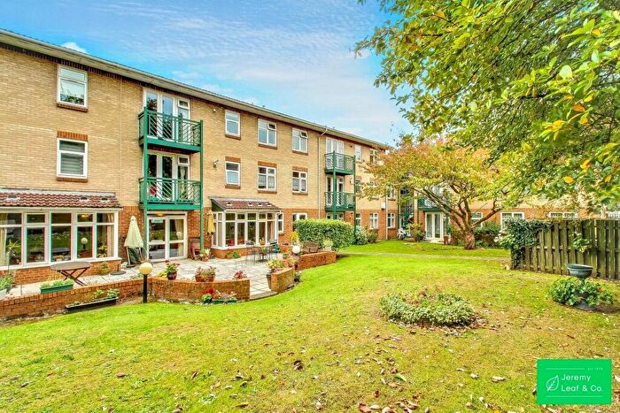 1 Bedroom House For Sale In Friern Barnet Lane, London, N20