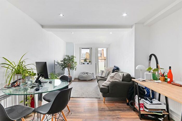 2 Bedroom Flat To Rent In Balham High Road, London, SW12