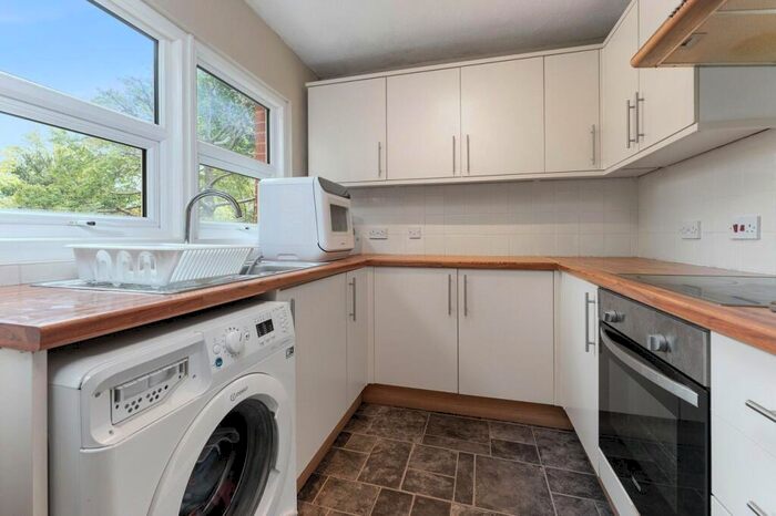 2 Bedroom Apartment To Rent In Overton Road, Sutton, SM2