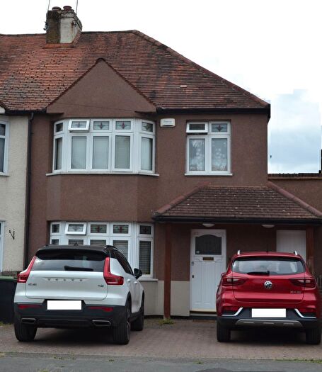 3 Bedroom Semi-Detached House For Sale In Chiltern Road, Burnham, Slough, SL1