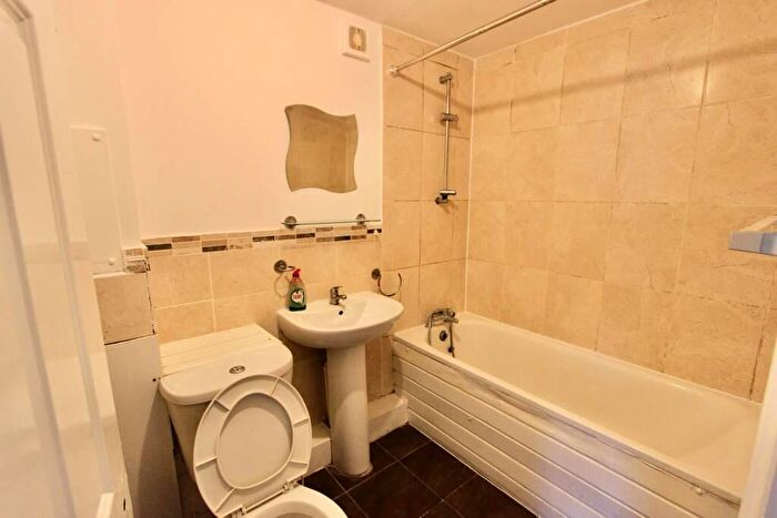 2 Bedroom Apartment To Rent In Pickard Close, London, N14