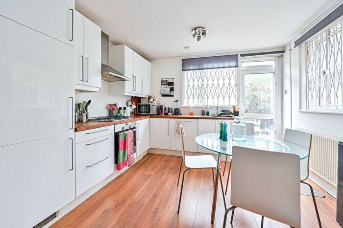 2 Bedroom Flat To Rent In Ambergate Street, Elephant And Castle, London, SE17