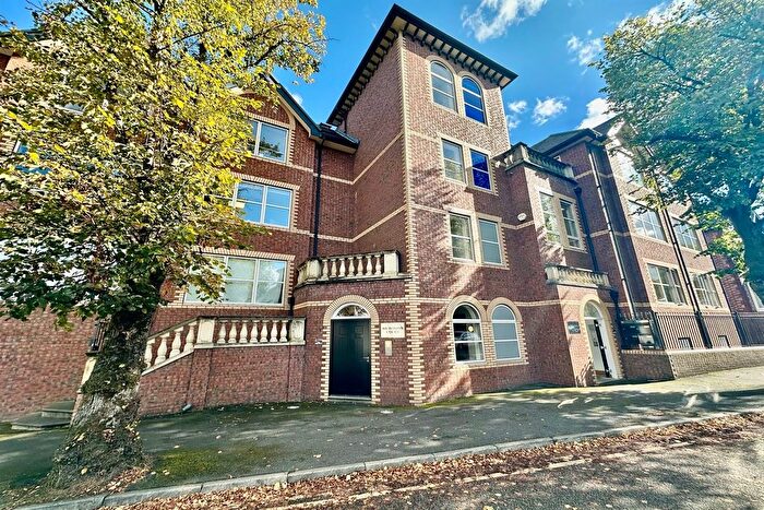 2 Bedroom Flat To Rent In B Heath Road, Hale, Altrincham, WA14