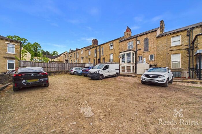 1 Bedroom Apartment To Rent In Clare Hill, Huddersfield, West Yorkshire, HD1