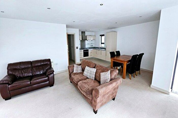 2 Bedroom Flat To Rent In Wilmslow Road, Manchester, M20