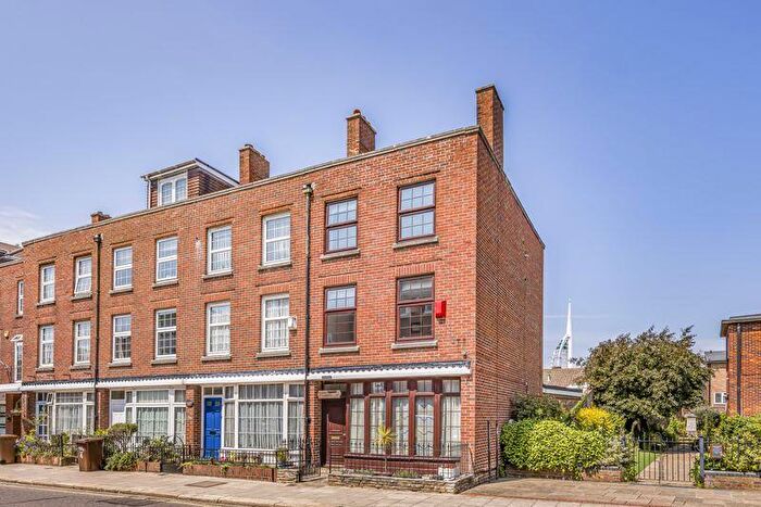 4 Bedroom End Of Terrace House For Sale In High Street, Old Portsmouth, PO1