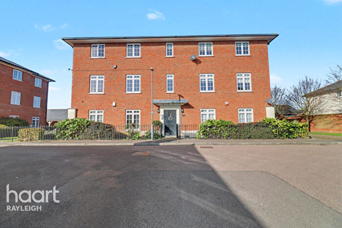 2 Bedroom Flat For Sale In Kelso Close, Rayleigh, SS6