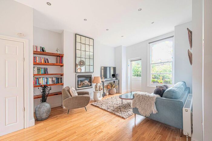 2 Bedroom Flat To Rent In Woodside Lane, North Finchley, London, N12