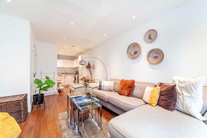 1 Bedroom Flat To Rent In Queensland Road, London, N7