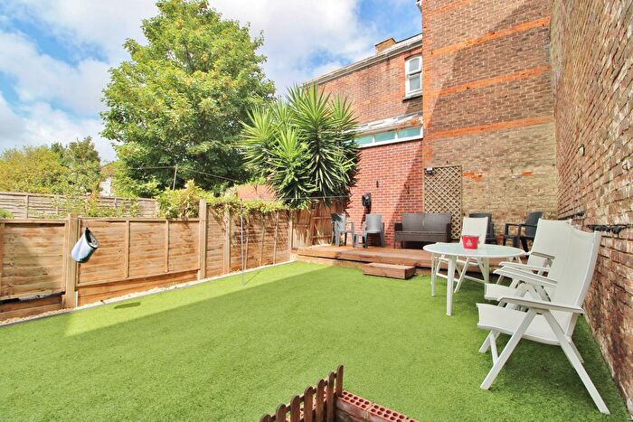2 Bedroom Flat For Sale In Highland Road, Southsea, PO4