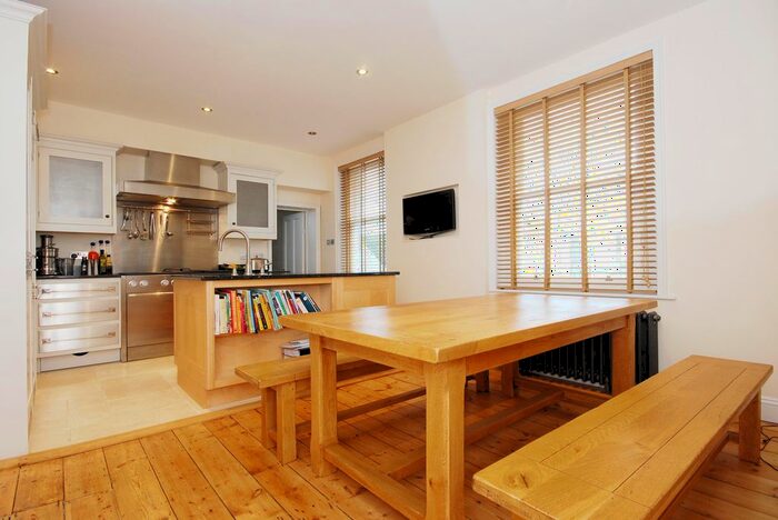 2 Bedroom Flat To Rent In Venn Street, London, SW4