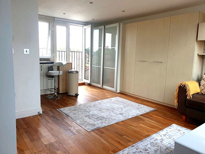 1 Bedroom Flat To Rent In Thames Avenue, Perivale, Greenford, UB6