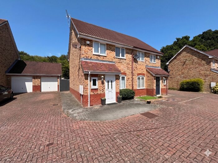 3 Bedroom Semi-Detached House For Sale In Brompton Gardens, Luton, Bedfordshire, LU3