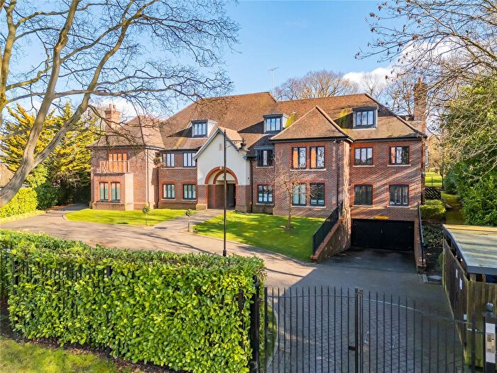 3 Bedroom Flat To Rent In High Road, Chigwell, Essex, IG7