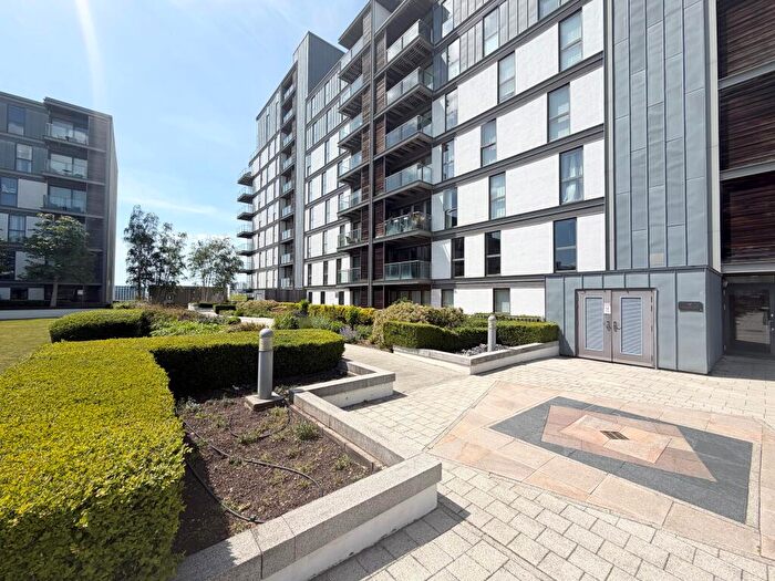 3 Bedroom Flat To Rent In Garnet House, MK9