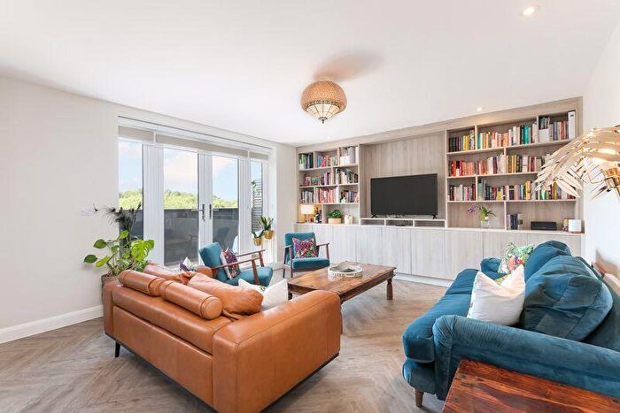 3 Bedroom Flat For Sale In Coulsdon Court Road, Coulsdon, CR5