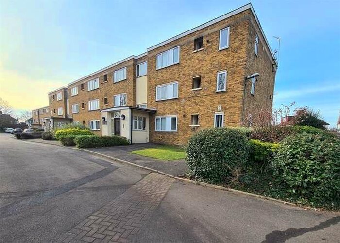 3 Bedroom Flat To Rent In Kneller Road, Twickenham, Greater London, TW2