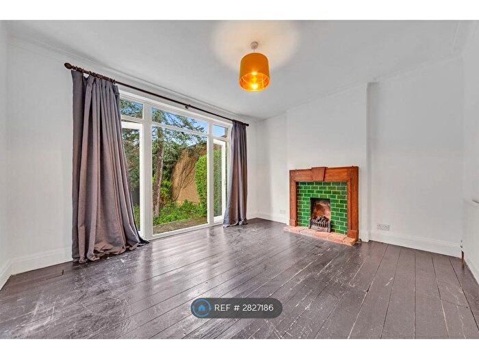 3 Bedroom Detached House To Rent In Woodside Close, Surbiton Surrey, KT5