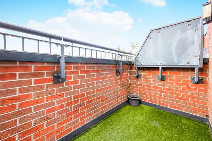1 Bedroom Flat For Sale In Marine Crescent, Ilford, IG6