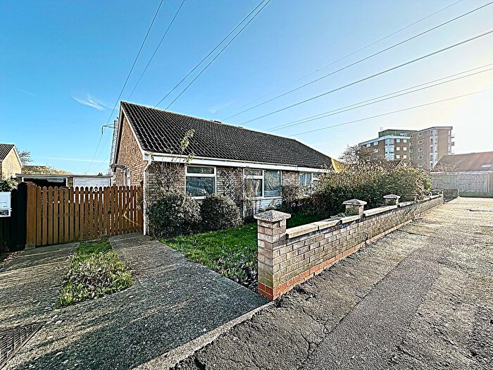 2 Bedroom Bungalow To Rent In Itchen Close, Bedford, MK41