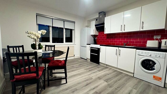 5 Bedroom Apartment To Rent In Woodland Way, London, NW7