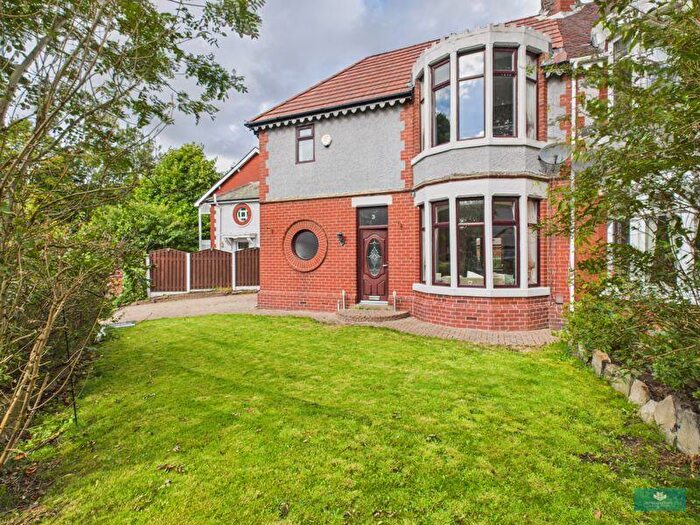 3 Bedroom Semi-Detached House For Sale In Park Parade, Oldham, OL2