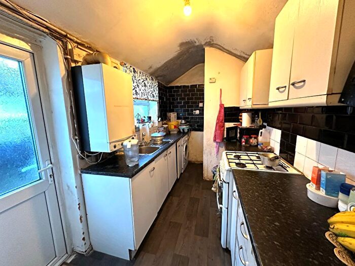 3 Bedroom Terraced House For Sale In Midland Road, High Town, Luton, Bedfordshire, LU2