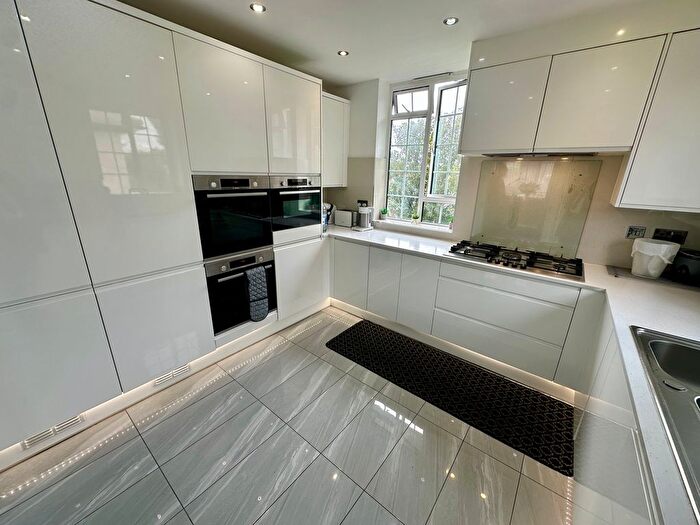 3 Bedroom Flat To Rent In Frithville Gardens, London, W12