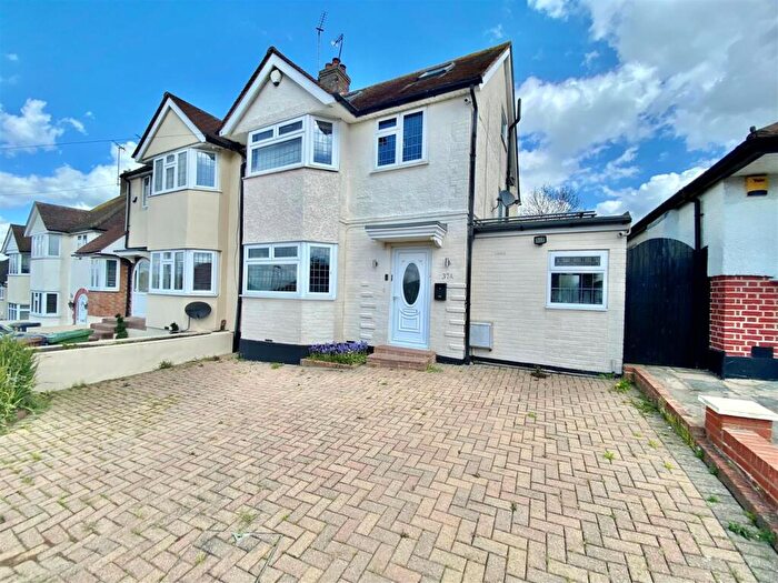 4 Bedroom Semi-Detached House For Sale In Sunnybank Road, Potters Bar, EN6