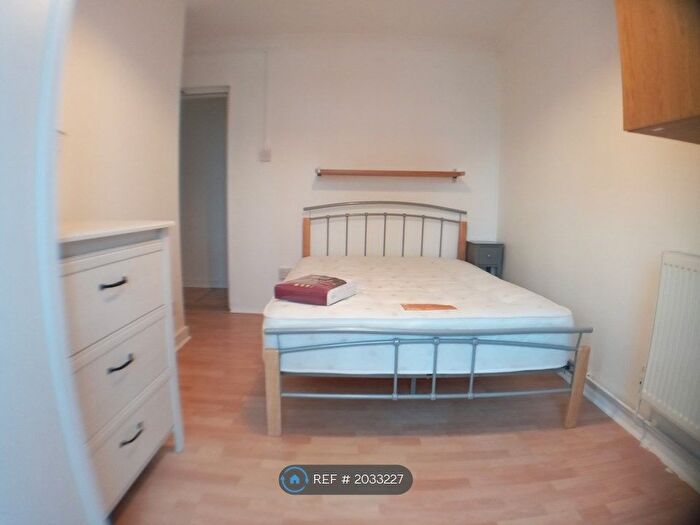 3 Bedroom Flat To Rent In Read House, London, SE11
