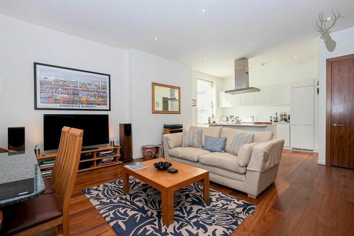 2 Bedroom Flat For Sale In Piercing Hill, Theydon Bois, Epping, CM16