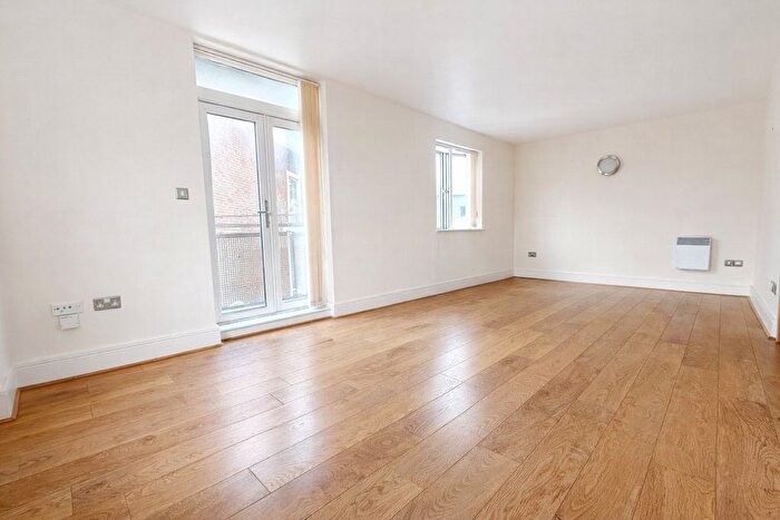 2 Bedroom Flat For Sale In Peckham Grove, London, SE15