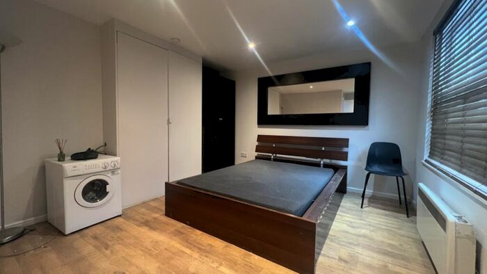 Flat To Rent In Offord Road, Islington, N1